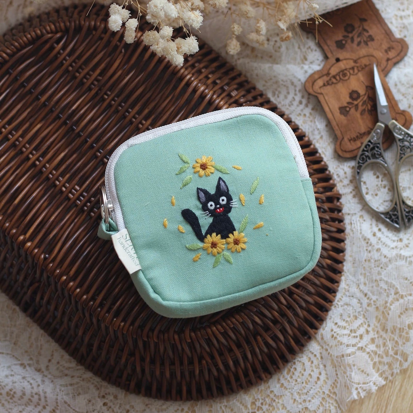 Jiji pouch