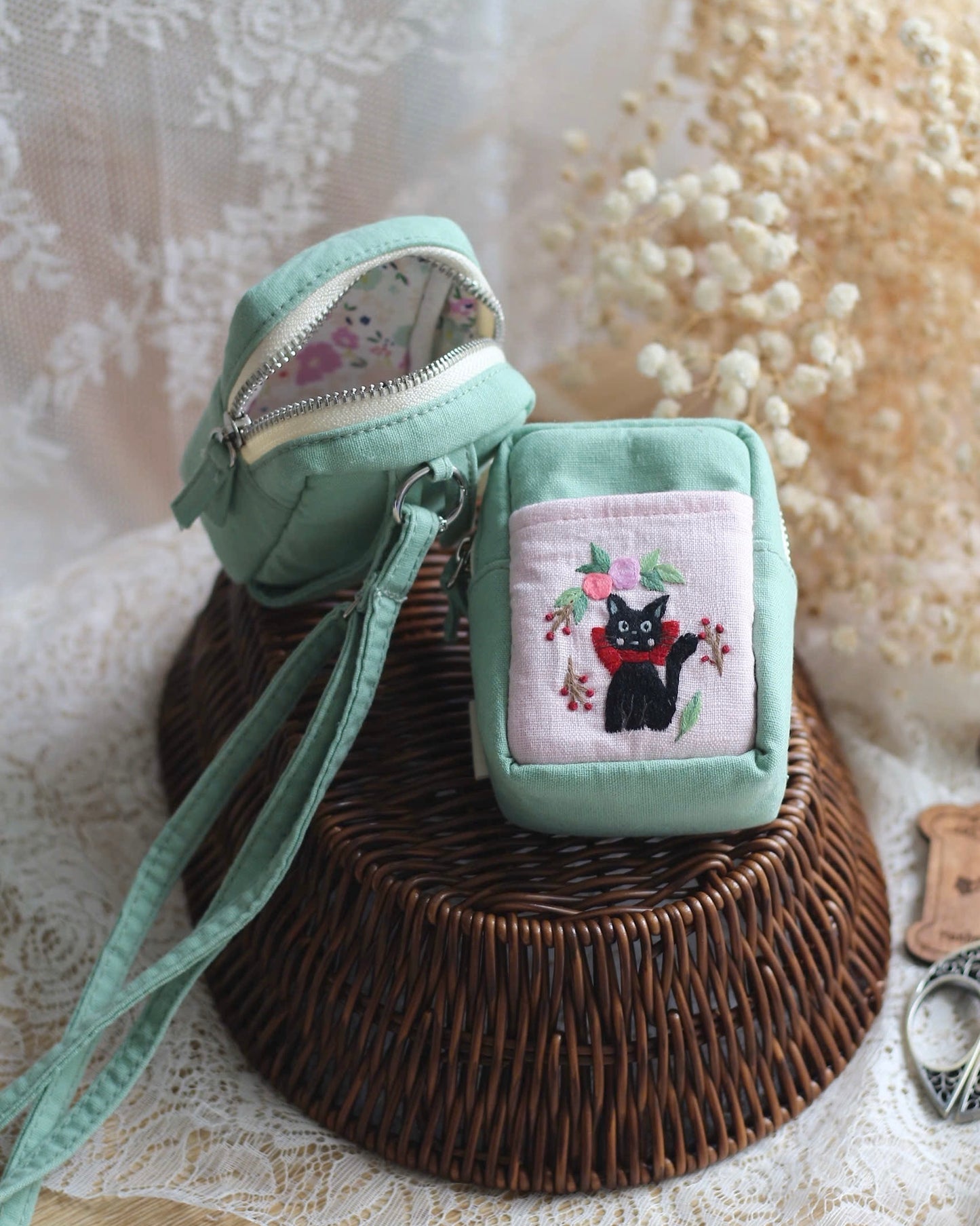 Jiji pouch
