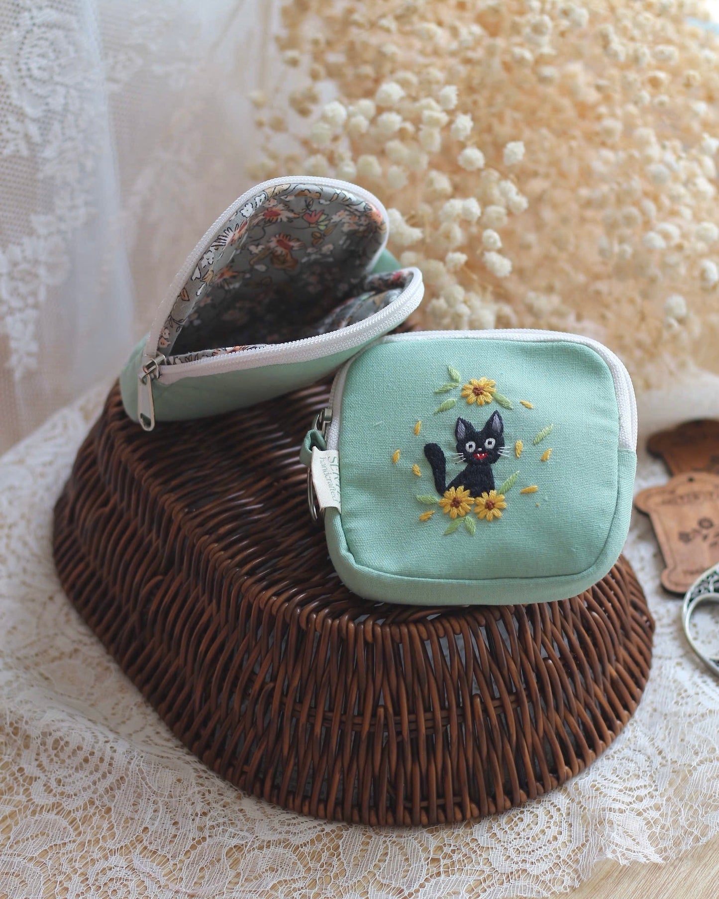 Jiji pouch