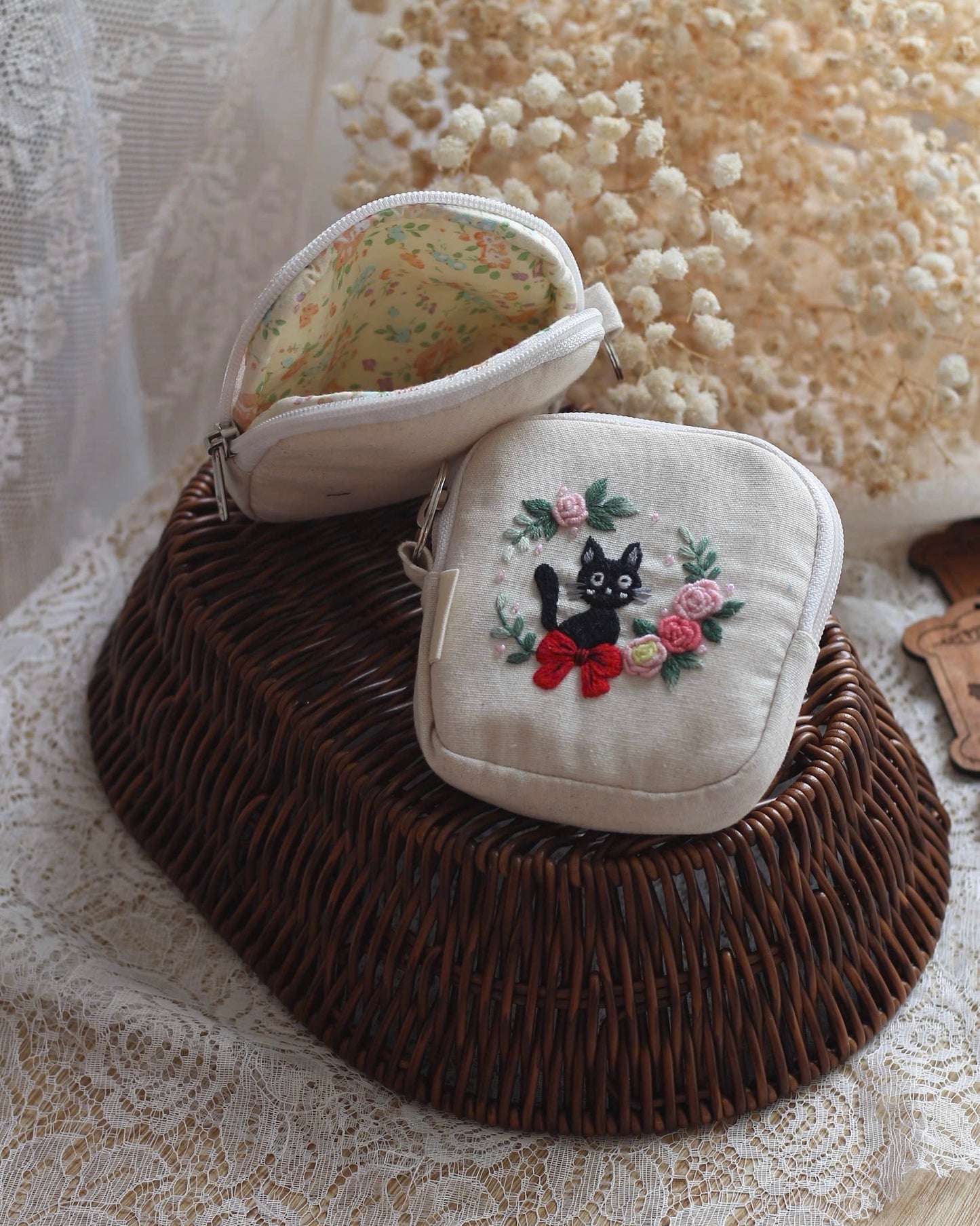 Jiji pouch