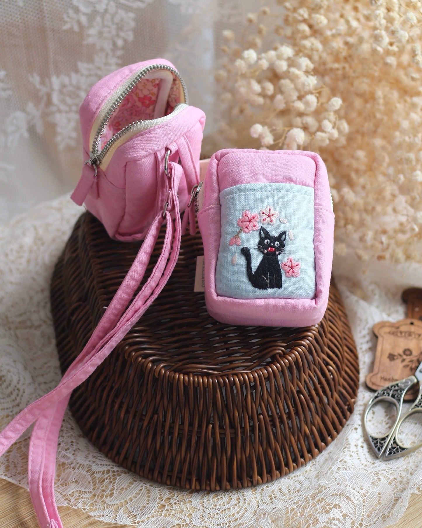 Jiji pouch